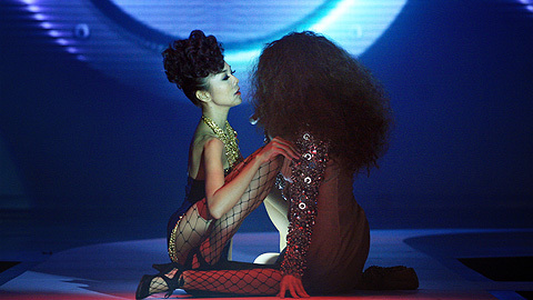 Thanh Hằng tình tứ với... Hà Hồ