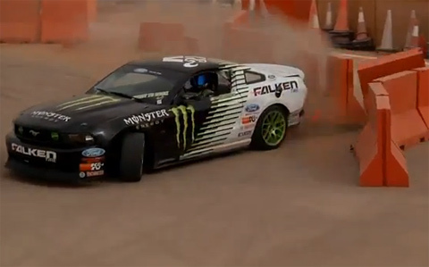 Ford Mustang trình diễn drift