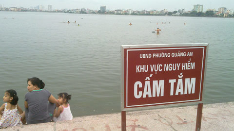 Hà Nội: Đổ xô ra Hồ Tây bơi trốn nóng