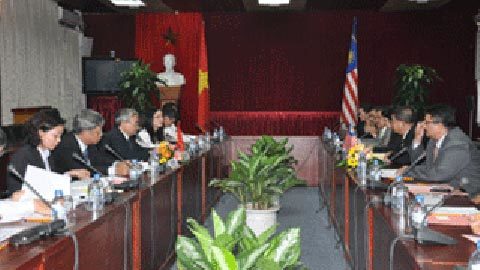 Bộ trưởng Hoàng Văn Phong tiếp Bộ trưởng KHCN&Đổi mới Malaysia