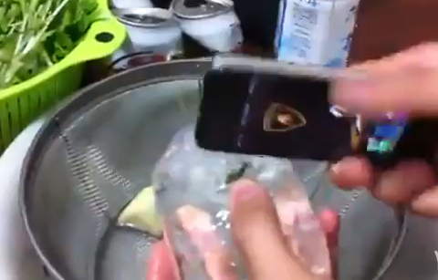 Học đòi dân chơi, dùng iPhone 4 đập đá