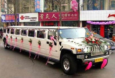 Dùng 'xế khủng' Hummer H2 Limousine làm xe hoa