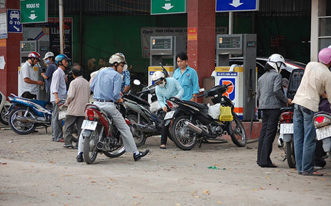 Lật tẩy các chiêu ăn gian khi đổ xăng