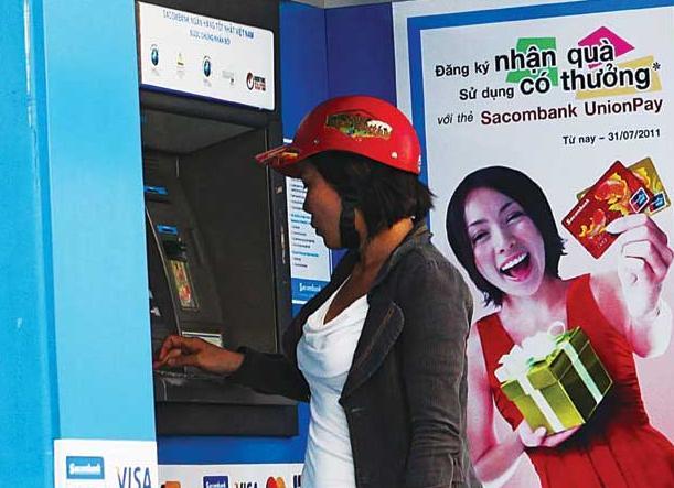 Người tiêu dùng “thích” cất thẻ vào... bóp