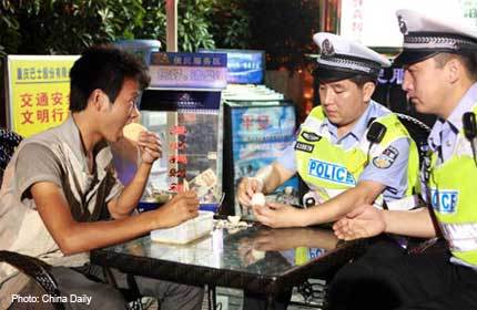 Không một xu dính túi, đi bộ 360 km để tìm việc