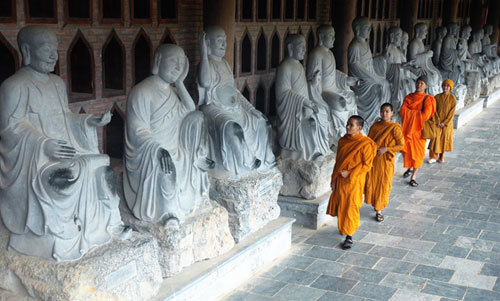 Ngôi làng 'biến' những khối đá thành tượng Phật