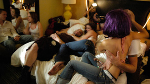 Khiếp vía kiểu sống 'bầy đàn' của sinh viên