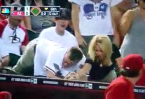 Lại pha cướp bóng gây phản cảm