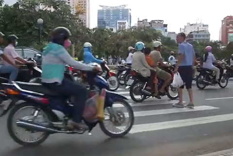 Người đàn ông sang đường trong rừng xe chạy