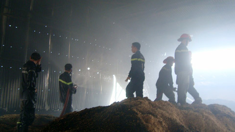 Phóng hỏa đốt, giết vợ con dã man