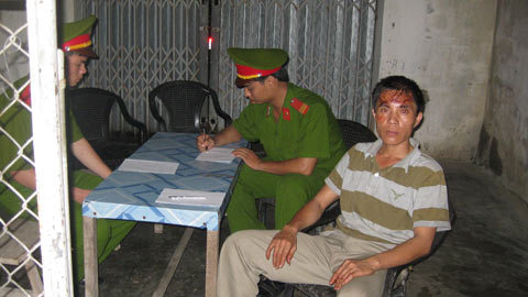 Một phụ xe bị công an đánh chảy máu đầu