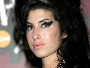 Cái chết của nữ ca sĩ bị lợi dụng lừa đảo trên Facebook