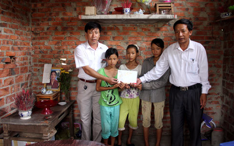 Chung tay xây nhịp cầu Nhân ái