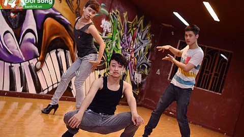 Xem các chàng trai ưỡn ngực, lắc mông trên giày cao gót