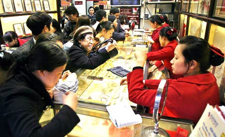 Vàng mất giá, nấn ná bán ra