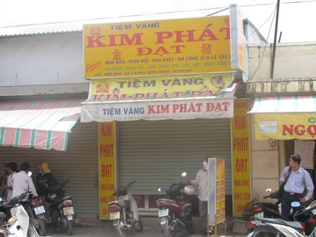 2 thanh niên cướp tiệm vàng giữa trưa