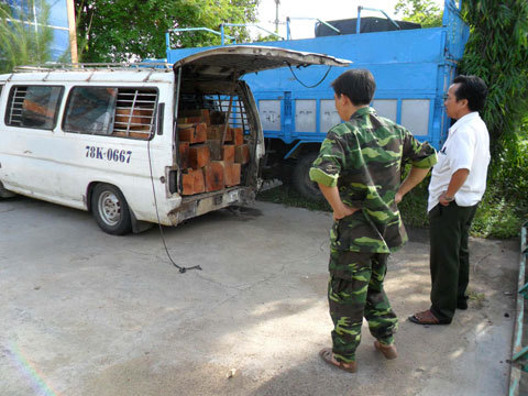 Lâm tặc dùng đá đập đầu CSGT