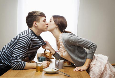 Nụ hôn có thể làm lây truyền... HIV?