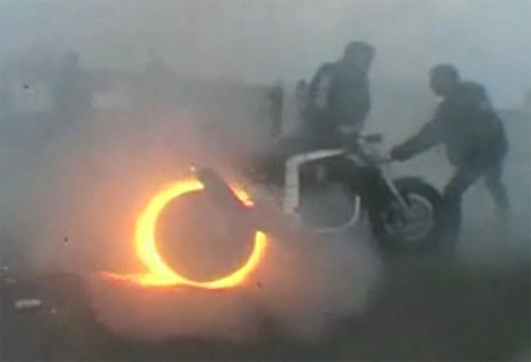 Màn đốt lốp mô tô kinh dị
