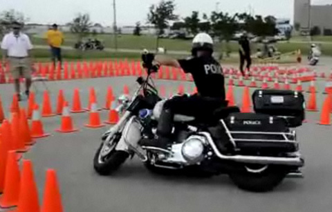 Cảnh sát thể hiện tài điều khiển mô tô
