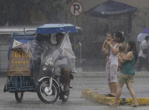 Hình ảnh bão lớn quét qua Philippines, 10 người chết