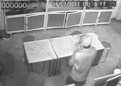 Clip trộm đột nhập cửa hàng điện thoại ở Hà Nội