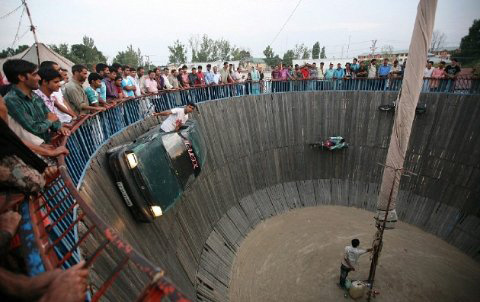 Đua xe trong lòng chảo tử thần