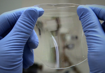 Pin trong suốt cho iPhone “tàng hình”