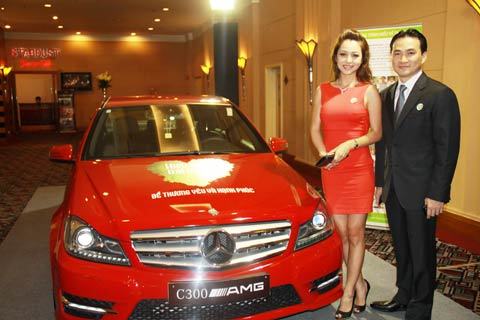 Mercedes-Benz C200 lộng lẫy trên “Đại lộ thời trang”