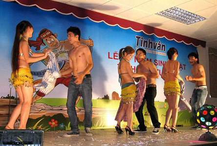 Vụ thoát y Tinh Vân là văn hóa dưới chuẩn