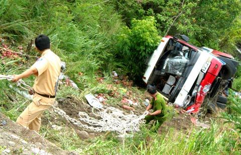 Xe khách rơi xuống vực, 8 người bị thương