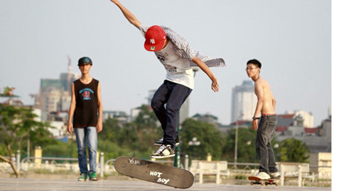 Xem nam tử 'đọ' độ gan lì