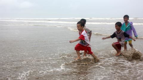 Sự hồn nhiên nguy hiểm trước khi bão về