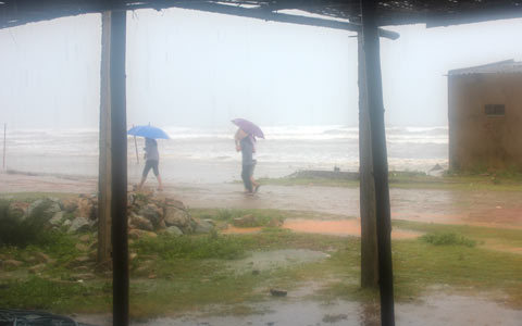 Bão suy yếu, chuẩn bị chống lũ