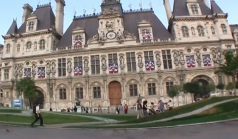 Clip tạo ảo giác trước tòa thị chính Paris