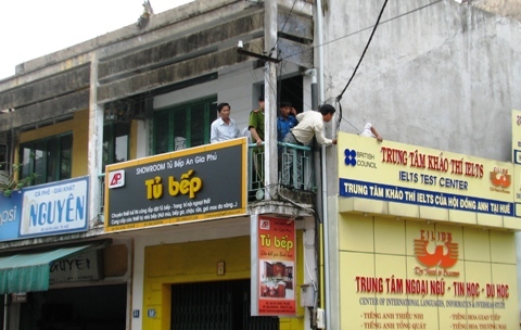 Sửa đường dây điện thoại, bị điện giật nguy kịch