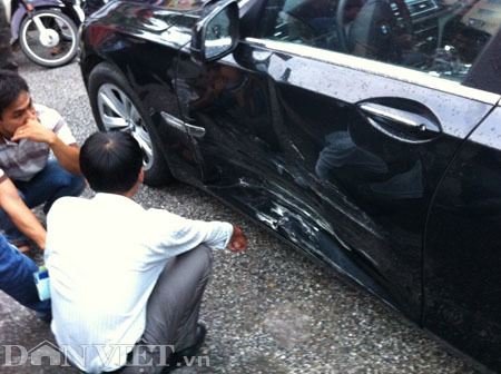 Hà Nội: Xe tập lái đâm xế hộp hạng sang