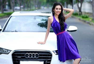 Á hậu Hoàng My khoe dáng bên xế hộp Audi