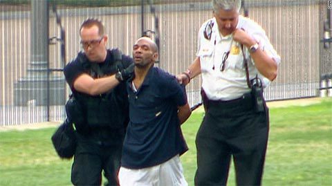 Bị bắt vì cả gan vượt rào Nhà Trắng