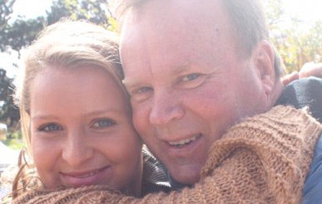 Nín thở gỡ bom trên cổ con gái tỷ phú