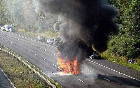 Thoát chết trong gang tấc khi ôtô bùng cháy