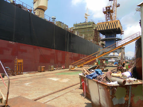 Nổ hầm tàu, 5 công nhân thương vong