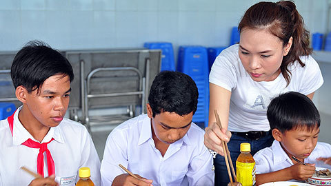 Mỹ Tâm ân cần chăm trẻ