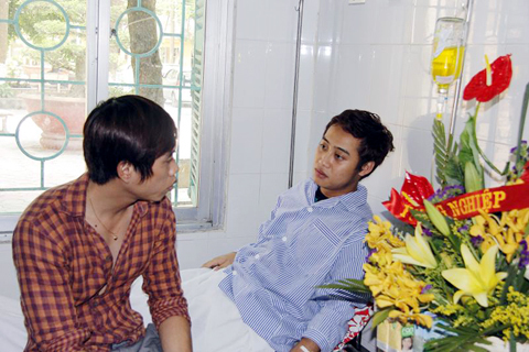 Ca sĩ Hoàng Nghiệp ngất xỉu, phải nhập viện