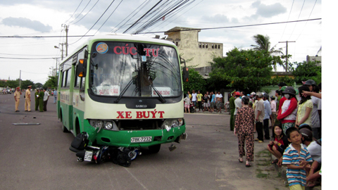 Xe buýt…đua tông 4 người bị thương nặng