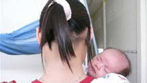 'Yêu' sớm, làm mẹ từ tuổi 12