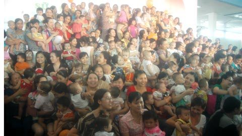 Màn “trình diễn” cho con bú của 200 bà mẹ