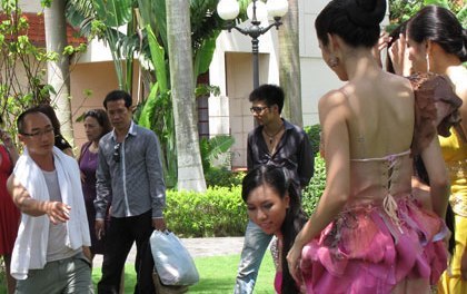 Nỗi khổ của ông bầu đằng sau người đẹp