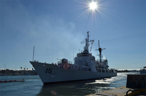 Tàu chiến Philippines đọ tàu sân bay TQ