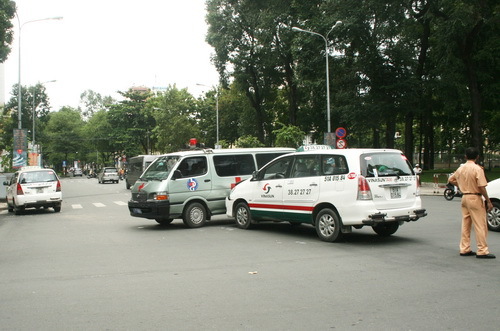Không nhường đường, taxi đâm xe cứu thương